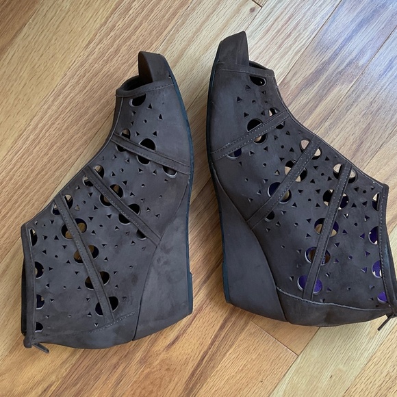 VANELI Laser cut out Peep Toe Booties, Size 10 - Picture 5 of 8